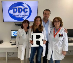 parte del equipo premiado junto con dos educadoras del Hospital de día de Diabetes