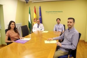 En la foto aparece el nuevo Director-Gerente, Miguel Ángel Colmenero, junto al jefe de Estudios del Hospital, Francisco Estrada, y dos de los MIR contratados.