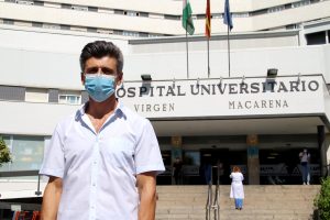 el doctor Jose Manuel López Millán, facultativo que dirige la Unidad del Dolor del Área Sanitaria Virgen Macarena