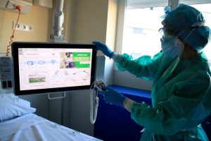 televisión a pie de cama con acceso a vídeos de rehabilitación respiratoria