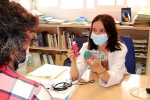 doctora Cristina Benito ilustrando a paciente como utilizar inhalador