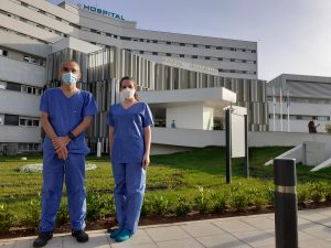 el doctor Julio Valencia, jefe de servicio de Neurocirugía, y la doc Mª Ángeles Cañizares, artífice de este procedimiento evaluativo