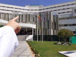 residente señalando el la entrada principal del Hospital Virgen Macarena