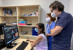 Facultativas del servicio de Oncología Radioterápica y Radiofísica del HUVM con la representación del centro sanitario pacense