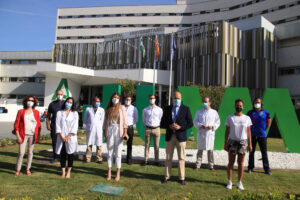 Miembros del HUVM y Asociación Sevilla Respira en la Presentación del reto 'Rompiendo Estigmas' a la entrada del hospital