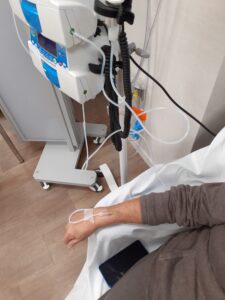 paciente recibiendo tratamiento de quimioterapia