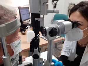 inspección ocular con lámpara de hendidura a paciente de glaucoma