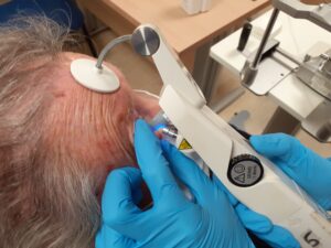 medición tensión ocular a paciente operada de glaucoma