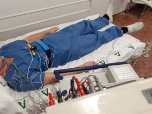 paciente haciéndose un polisomnograma nocturno