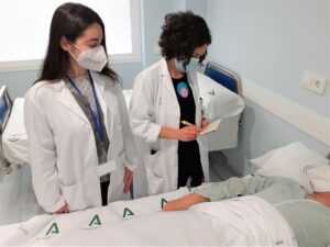 Psicológica y psiquiatra del Programa de Enlace de Salud Mental con un paciente