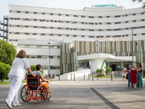 paciente en silla de ruedas en las inmediaciones del Hospital Universitario Virgen Macarena