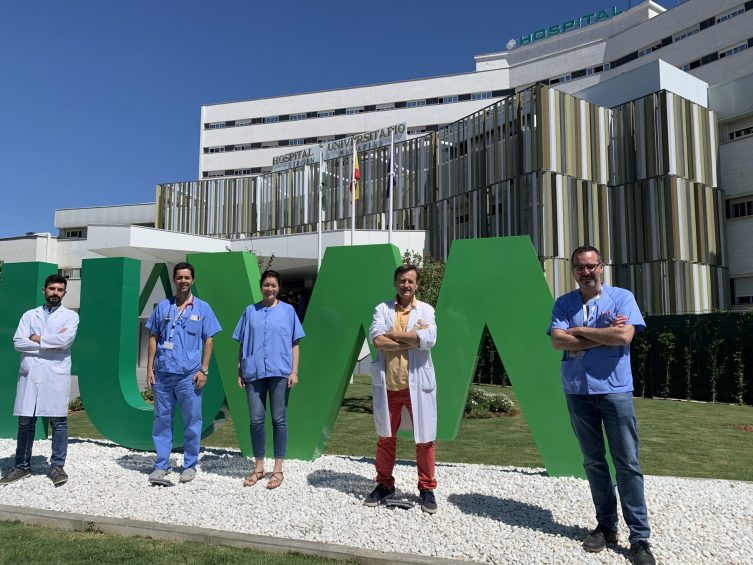 parte del equipo del ensayo, oncólogo Luis de la Cruz e investigadores Víctor Sánchez-Margalet, Natalia Palazón, Esteban Noga