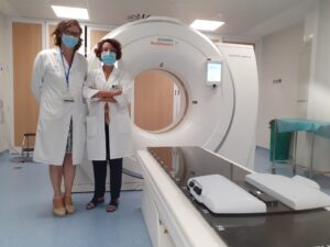 La radiofísica, Mónica Ortiz, y , la oncóloga, MªÁngeles González, en un TAC donde se practica una de las pruebas preparatorias de simulación