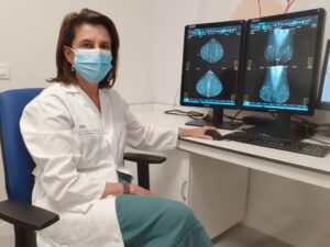 Mercedes García, radióloga del Hospital Virgen Macarena incluida en el 'Equipo Start' en su entorno de trabajo