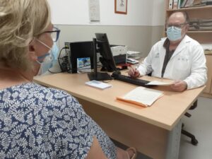 el doctor, Juan Antonio Vera, atendiendo a una paciente en su Consulta de Neoplasias Mieloproliferativas Crónicas2