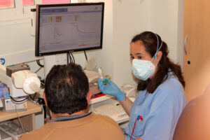 Enfermera Neumología con paciente realizando espirometría